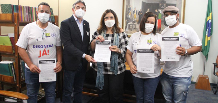 Aps a audincia, dirigentes do SINTETEL entregam documento sobre o PL 2541/2021  presidente da CCJ, deputada Bia Kicis