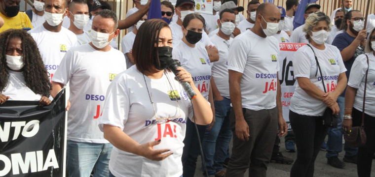 Dirigente do SINTETEL, Aurea Barrence, discursa em frente  casa da presidente da CCJ, a deputada federal Bia Kicis