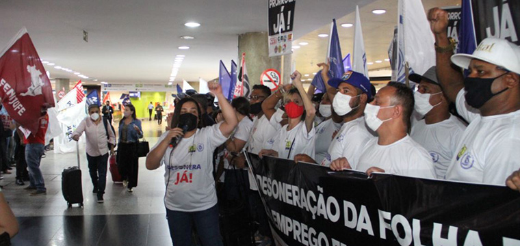 Diregente do SINTETEL, Aurea Barrence,  conclama os deputados para a votao do PL 2541/2021 que chegam ao aeroporto