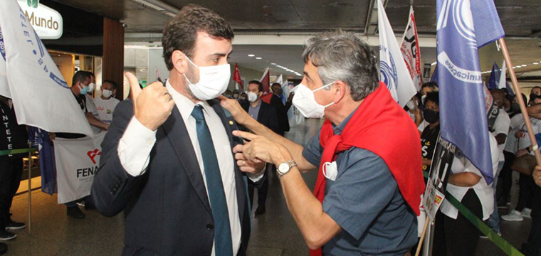 O deputado federal Marcelo Freixo (PSB_RJ) ouve as explicaes do dirigente do SINTETEL, Marcos Milanez sobre o PL 2541/2021