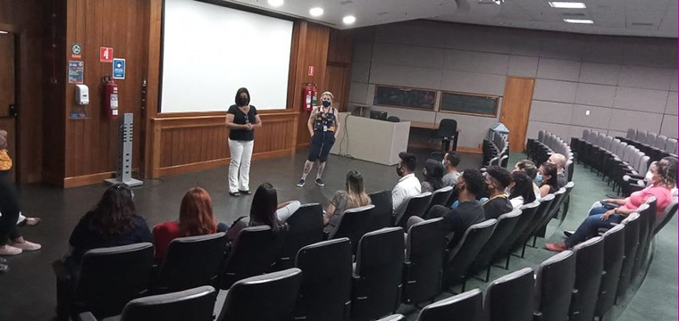 Aurea Barrence, coordenadora do Teleatendimento do SINTETEL, faz sua explanao para as lideranas da Atento