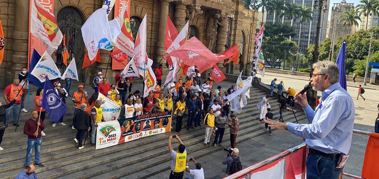 Dirigente do SINTETEL, Marcos Milanez, discursa em defesa do emprego, da renda e da cidadania