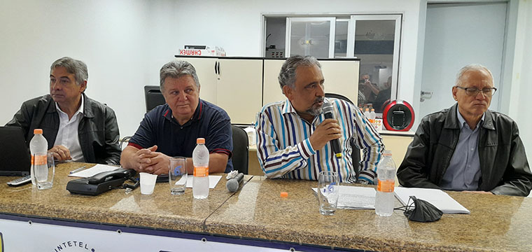 Gilberto Dourado, presidente do SINTETEL, conduz a assembleia