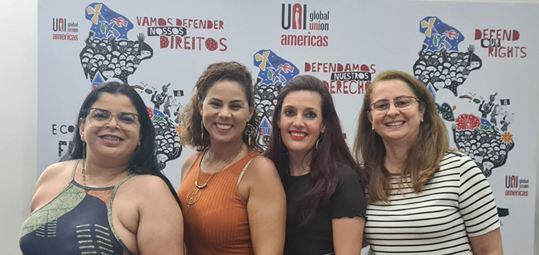  Mulheres das Telecomunicaes (da direita para a esquerda) Cristiane do Nascimento (SINTETEL/Fenattel), Gabriela Cordeiro (Sinttel - SC), Gisele Benthien (Sinttel-SC) e Maria Edna Medeiros (SINTETEL/ Fenattel). 