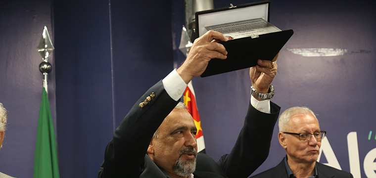 O presidente do SINTETEL, Gilberto Dourado, mostra o Diploma de Reconhecimento aos presentes