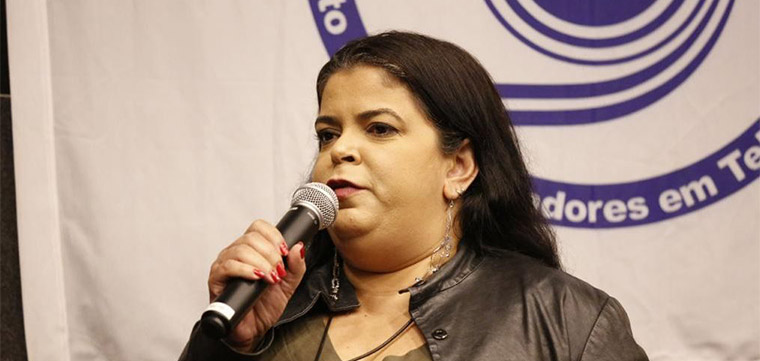 A dirigente do SINTETEL, Maria Edna, participa do evento