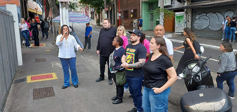 SINTETEL na porta da Atento Liberdade cobrando solues imediatas para as denncias