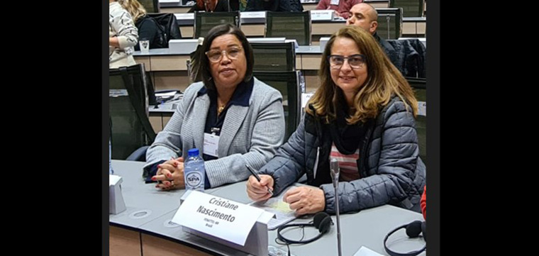 As diretoras Aurea Barrence e Cristiane do Nascimento durante a Conferncia