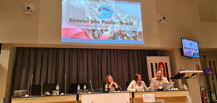 Aurea Barrence (ao centro), diretora das Relaes Sindicais do SINTETEL, faz apresentao sobre a Teleperformance