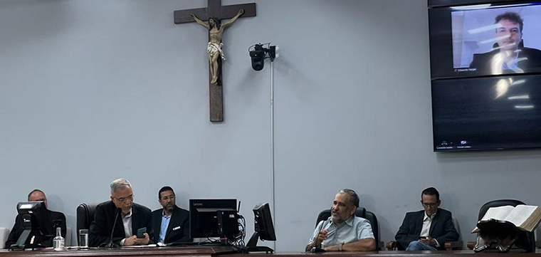 Presidente do SINTETEL, Gilberto Dourado, discursa na audincia pblica na Cmara Municipal de Rio Preto