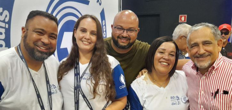 Da direita para esquerda, o presidente do Sindicato, Gilberto Dourado; a diretora das Relaes Sindicais, Aurea Barrence; o presidente do SINTTEL-SC, Rogrio Soares; a dirigente sindical Anglica Fortunato e demais sindicalistas prestigiaram o evento.