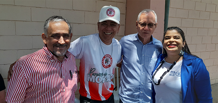 O presidente, Gilberto Dourado, o vice-presidente, Jos Roberto, a dirigente sindical, Maria Edna posam ao lado do puxador de samba-enredo da Mocidade Alegre, Bruno