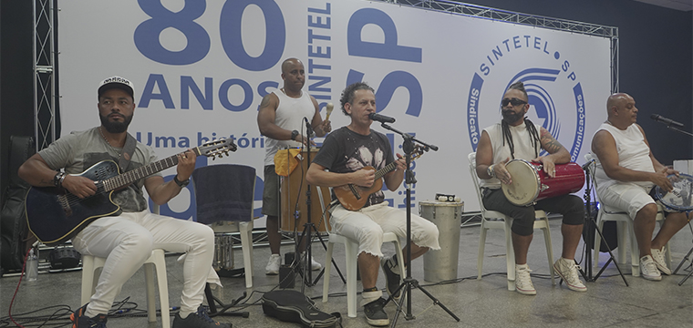 Grupo de Pagode Vem Sambar faz o som da galera