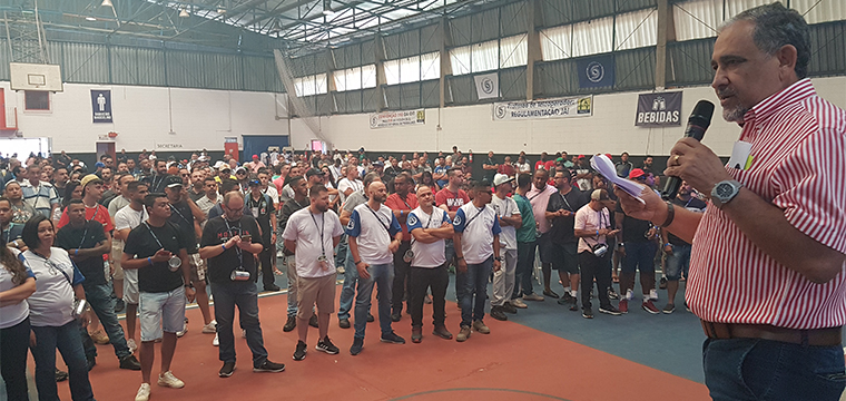 Aos presentes, Gilberto Dourado, presidente do SINTETEL, expe a importncia dos trabalhadores para o fortalecimento do Sindicato