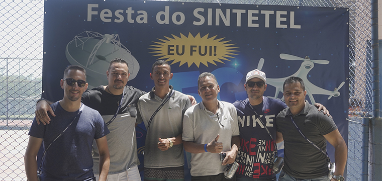 Os trabalhadores de telecom curtem a festa