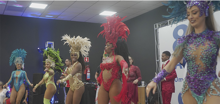 As passistas da Mocidade Alegre mostram o samba no p  categoria