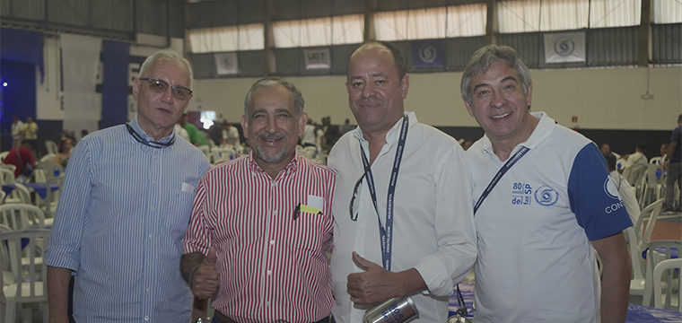 O vice-presidente Jos Roberto, o presidente Gilberto Dourado e companheiros curtem o evento