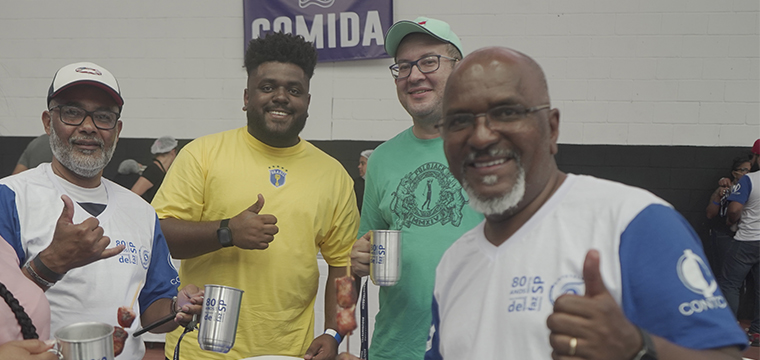 O dirigente sindical, Gilson Carvalho Silva, recepciona os trabalhadores