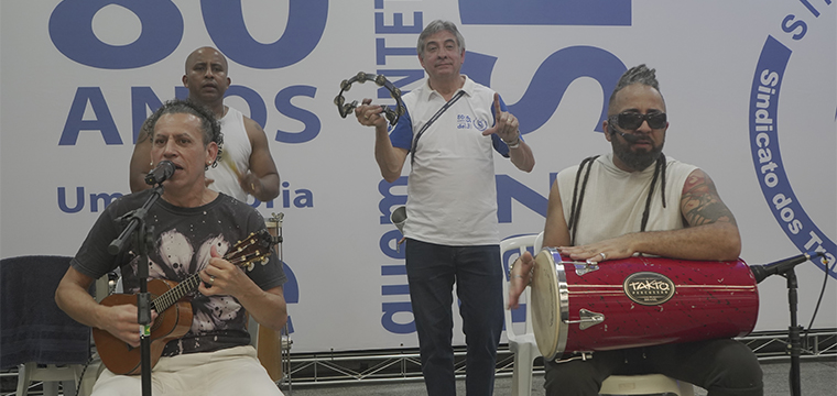 O dirigente, Marcos Milanez, e o Grupo Vem Sambar fazem o som para categoria