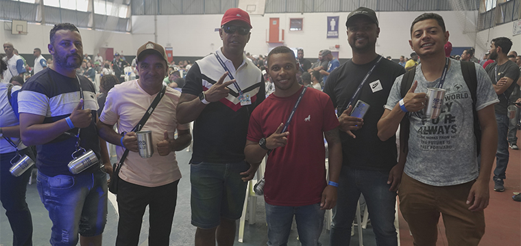 Trabalhadores de telecom chegam para a festa