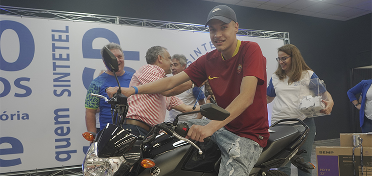 O ajudante de logstica, Eduardo Viana Barbosa, da TGestiona - Mau, foi o ganhador da moto 0km