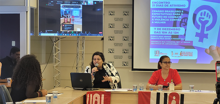 Andra Garcia, da UNI-Amricas, compe a mesa