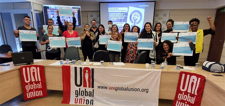 Participantes do Evento posam com os cartazes sobre a Ao \\\\\\\\\\\\\\\'16 Dias de Ativismo Pelo Fim da Violncia Contra as Mulheres