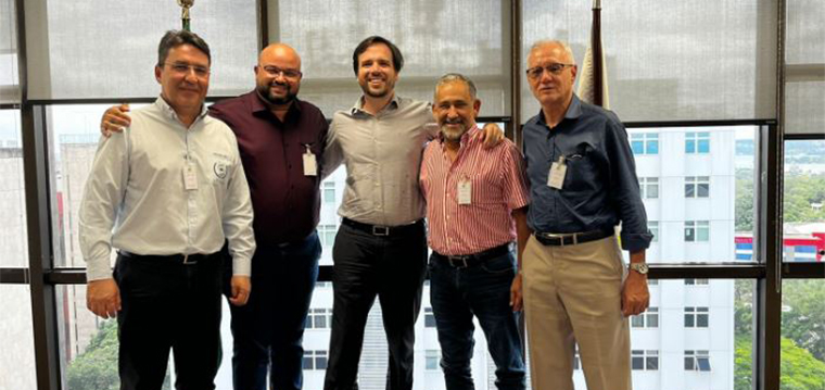 Secretrio Geral do SINTTEL-PR, Celso Albano, Presidente do SINTTEL-SC, Rogrio Soares, Presidente da Anatel, Carlos Baigorri, Presidente da FENATTEL/SINTETEL, Gilberto Dourado e o Presidente da CONTCOP, Jos Roberto Silva