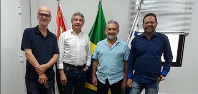 Osmar Ferreira do Sindinapi, Marcos Milanez, diretor Regional do Vale do Paraba, Gilberto Dourado, presidente do SINTETEL e o presidente da Cmara, vereador Roberto do Eleven