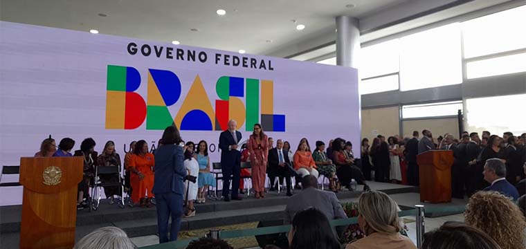 Presidente Lula, Janja e ministras sadam as companheiras presentes ao evento