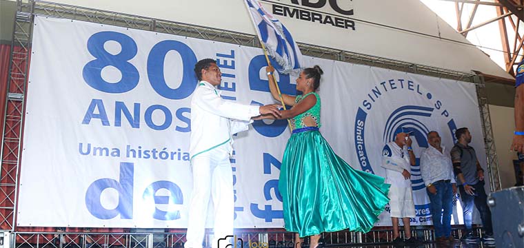 O mestre-sala e a porta-bandeira da Confraria do Samba deram um show  parte