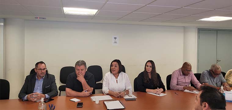 Aurea Barrence (ao centro), diretora de Relaes Sindicais e Coordenadora do Teleatendimento, expe sua indignao diante da proposta patronal apresentada