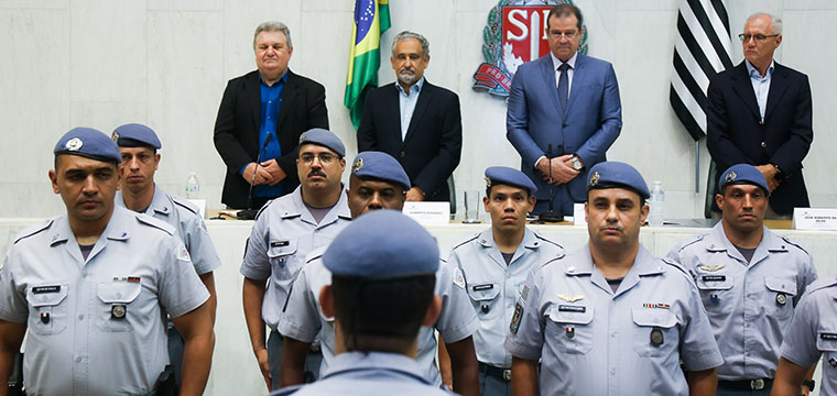 O Coro Musical da Policia Militar do Estado de So Paulo executou o Hino Nacional Brasileiro sob a regncia do sargento Motta
