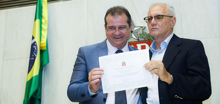 Deputado Estadual, Luiz Fernando, entrega o diploma de homenagem ao Vice-Presidente do SINTETEL, Jos Roberto da Silva
