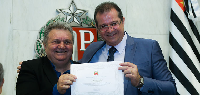 Mauro Cava de Britto, secretrio Geral do SINTETEL, recebe o diploma das mos do Deputado Estadual, Luiz Fernando