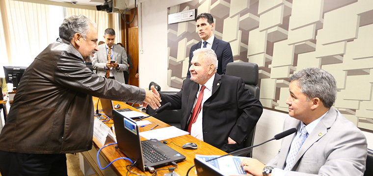 O presidente do SINTETEL, Gilberto Dourado, cumprimenta o senador ngelo Coronel, responsvel pela relatoria do PL 334/2023
