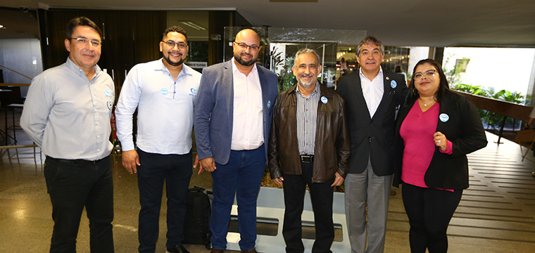 Presidente Gilberto Dourado e dirigentes do SINTETEL com lideranas dos sindicatos em telecomunicaes do Paran e Santa Catarina.