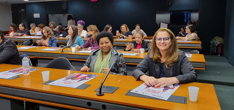 Cristiane do Nascimento (1  direita), do SINTETEL; e a companheira Marcia Ado, do SIEMACO, participam da audincia pblica pela ratificao da C190