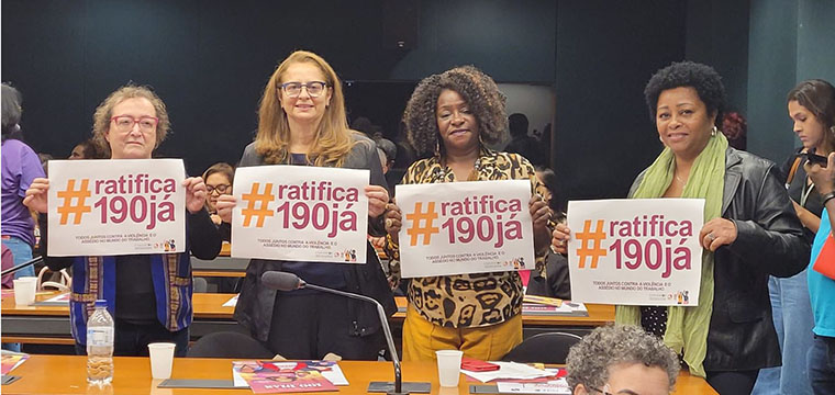 Cristiane do Nascimento (2 da esquerda  direita), diretora social do SINTETEL e vice-presidente da Uni Mulheres, com companheiras do movimento sindical