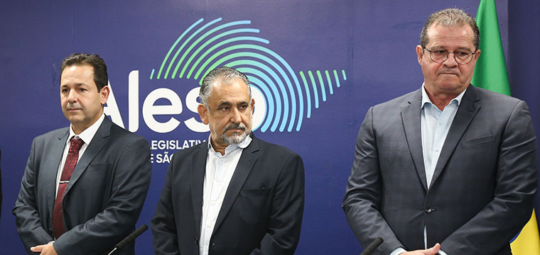 O superintendente do MTE, Marcus de Mello ( esquerda), Gilberto Dourado ( ao centro) e o deputado Estadual, Luiz Fernando Ferreira ( direita).