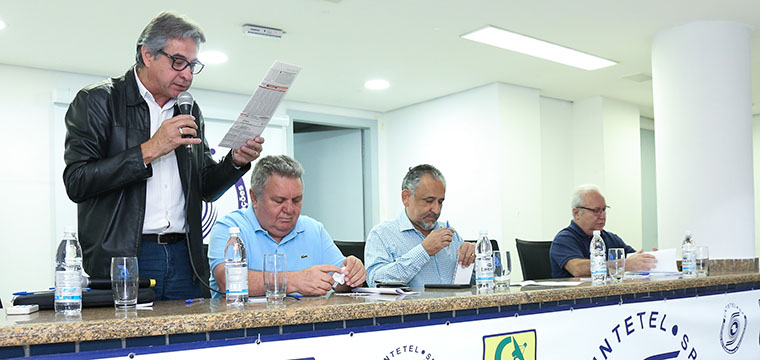 Marcos Milanez, diretor Regional do Vale do Paraba, anuncia o propsito da assembleia