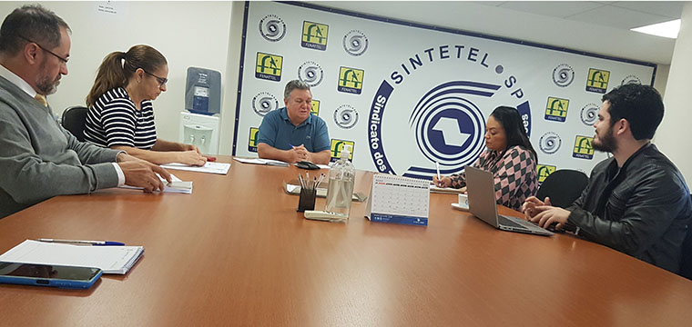 Dirigentes do SINTETEL analisam as respostas dos representantes da V.tal