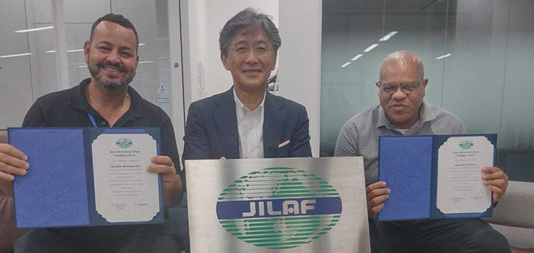 Os dirigentes do SINTETEL Giuskeller e Alexandre recebem o certificado de participao