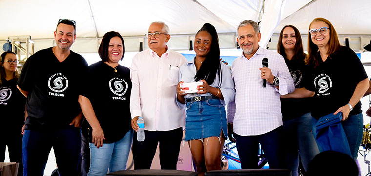 Joyce Carolina da TEL Bauru foi sorteada com uma caixa de som