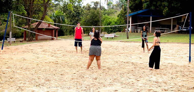 Galera jogou volei na areia
