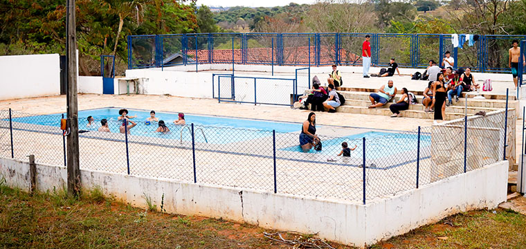 O povo aproveitou a piscina