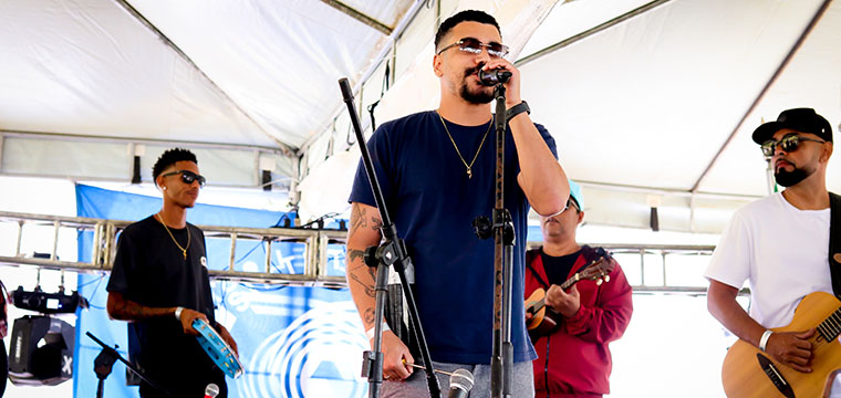 O grupo de pagode Mais Que Demais fez o povo danar