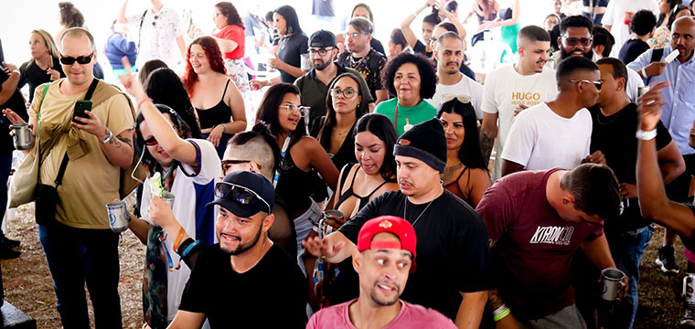 Trabalhadores danam ao som do DJ Braia