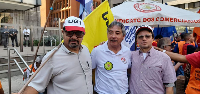 Marcos Milanez ( ao centro), diretor Regional do Vale do paraba, representa o SINTETEL em ato sobre juros alto