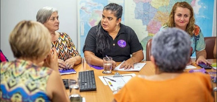 A dirigente Maria Edna (de preto) expe o tema durante a reunio com a ministra das Mulheres